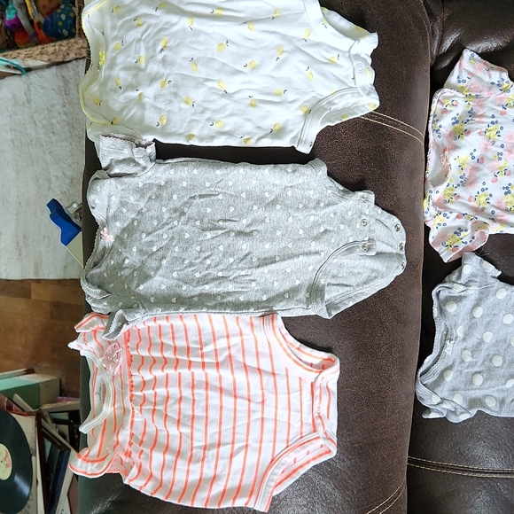 5 pack of onesies 3-6 months - Picture 2 of 3